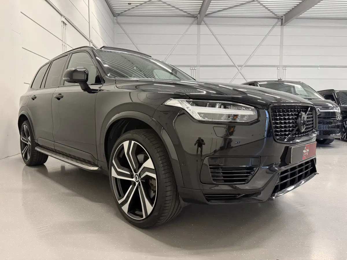T8 Recharge AWD R-Design PANO/B&W/TREKHAAK/360CAMERA/22'/SOH 97,3%/HEAD-UP/STANDKACHEL/MEMORY/GOOGLE/R-DESIGN VOL LEER/DONKERE-HEMEL/BLACK ALL BLACK/VOLLEDIG VOLVO DEALER HISTORIE
