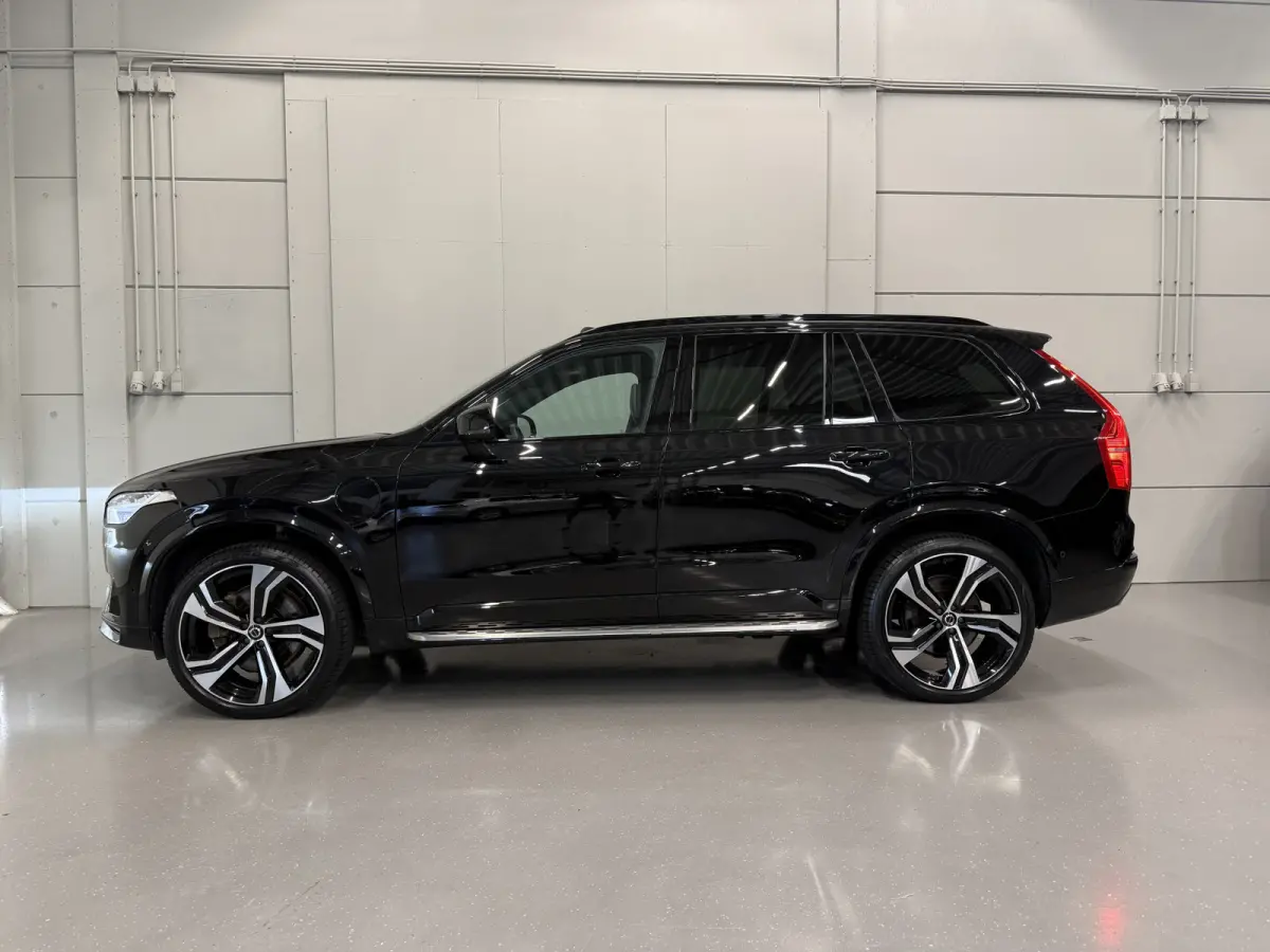 T8 Recharge AWD R-Design PANO/B&W/TREKHAAK/360CAMERA/22'/SOH 97,3%/HEAD-UP/STANDKACHEL/MEMORY/GOOGLE/R-DESIGN VOL LEER/DONKERE-HEMEL/BLACK ALL BLACK/VOLLEDIG VOLVO DEALER HISTORIE