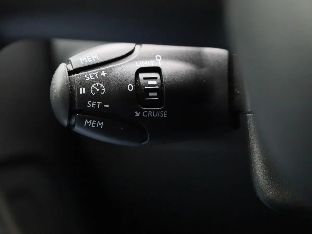 1.2 PureTech Feel | Apple Carplay / Android Auto | Airco | Privacy Glass |