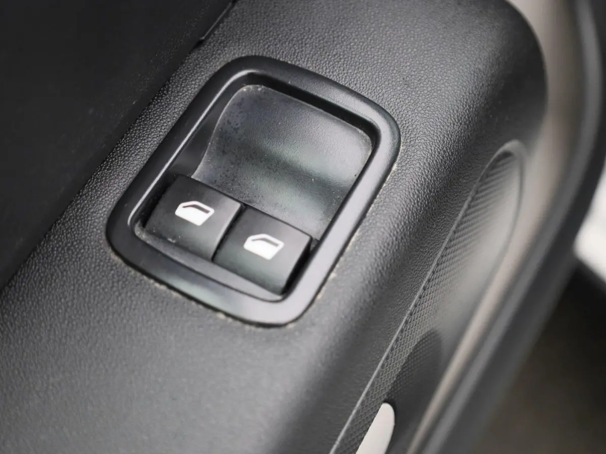 1.2 PureTech Feel | Apple Carplay / Android Auto | Airco | Privacy Glass |
