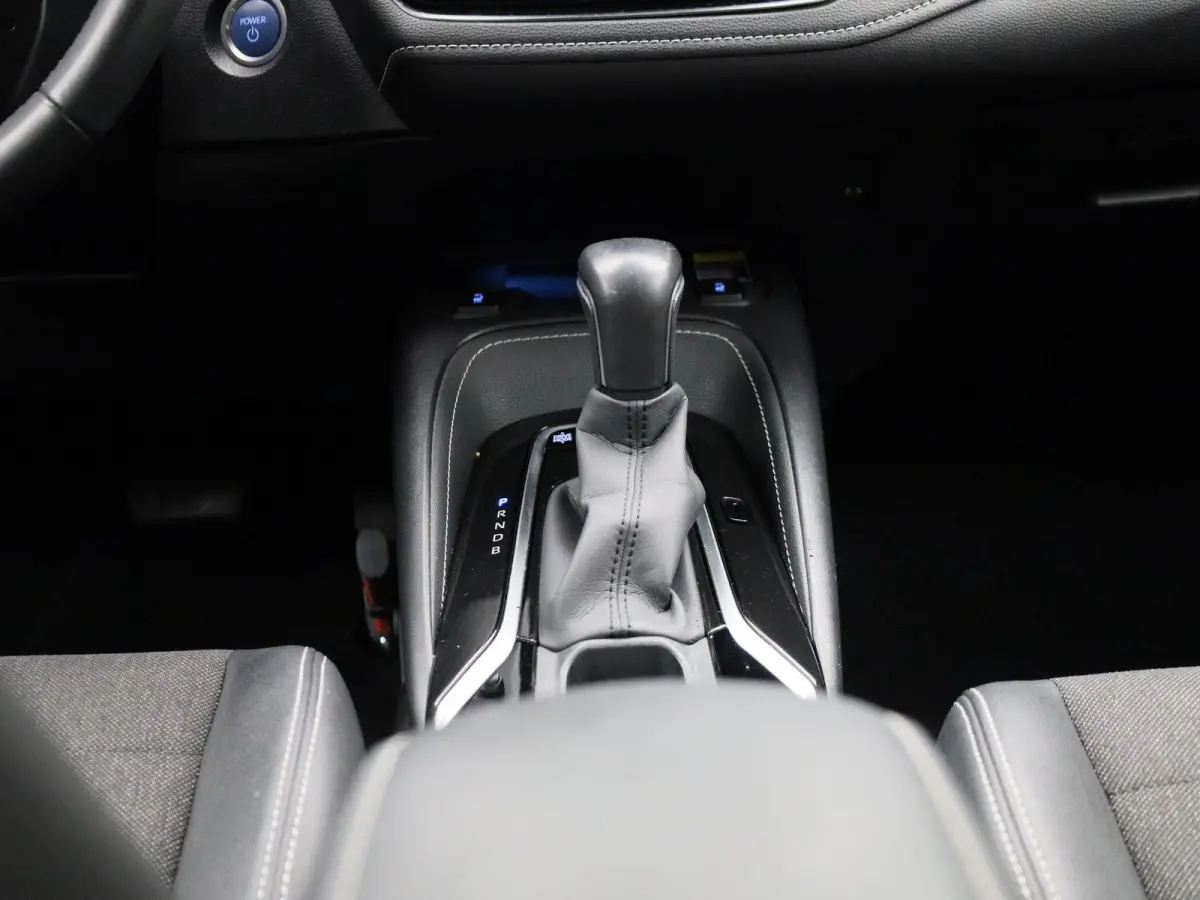 1.8 Hybrid Business Plus | Navigatie | Airco | Lichtmetalen Velgen | Privacy Glass | Camera | Keyless |