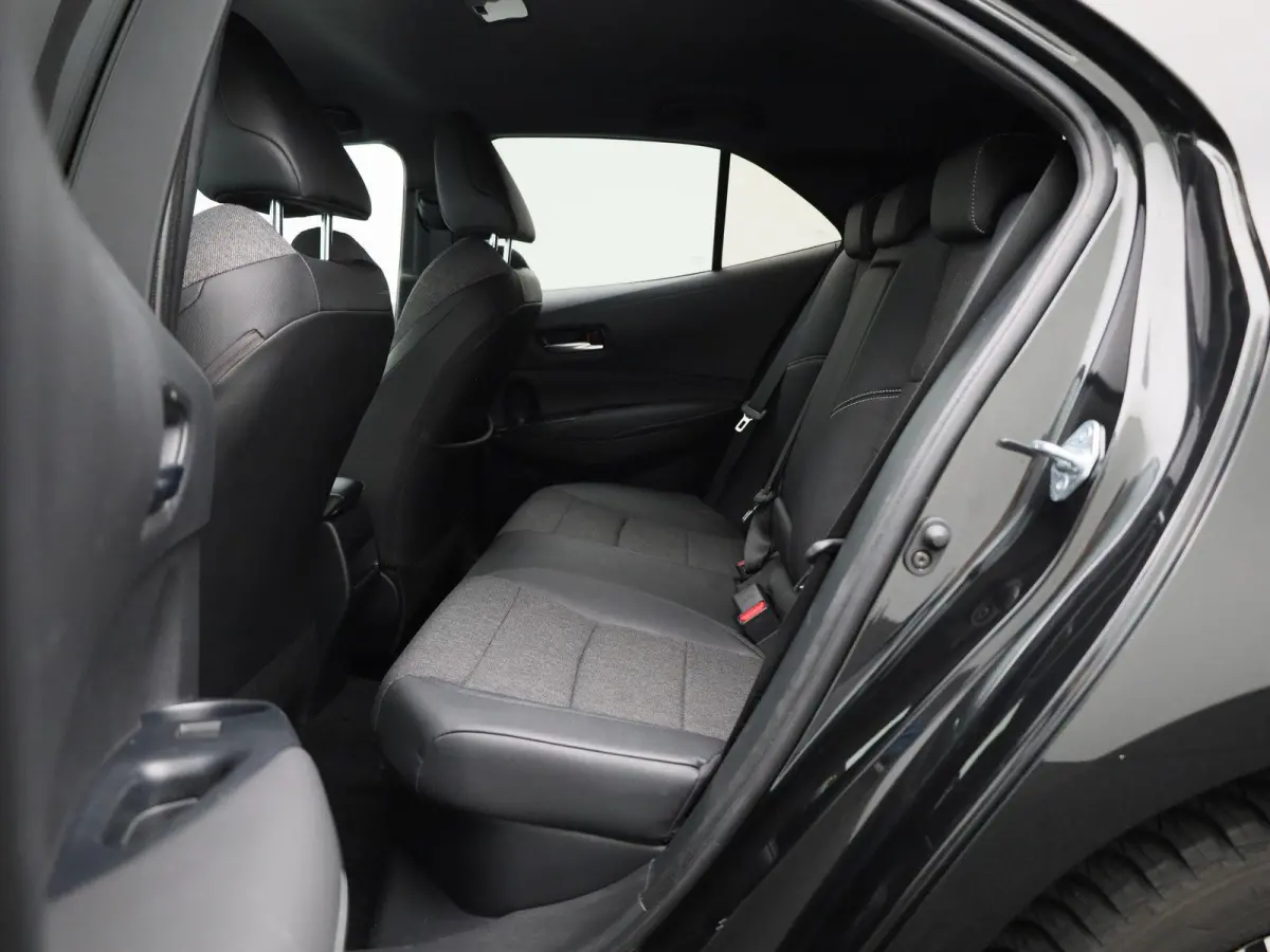 1.8 Hybrid Business Plus | Navigatie | Airco | Lichtmetalen Velgen | Privacy Glass | Camera | Keyless |