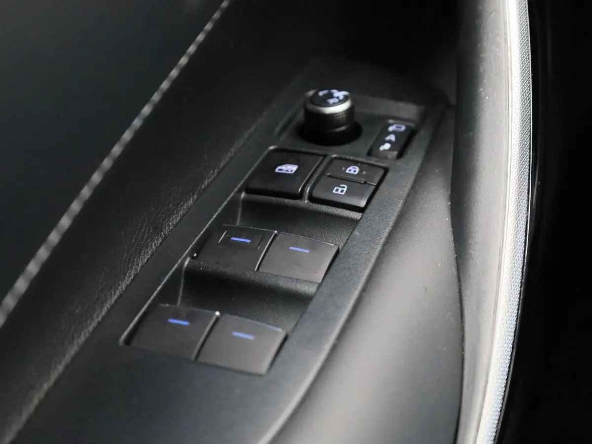 1.8 Hybrid Business Plus | Navigatie | Airco | Lichtmetalen Velgen | Privacy Glass | Camera | Keyless |