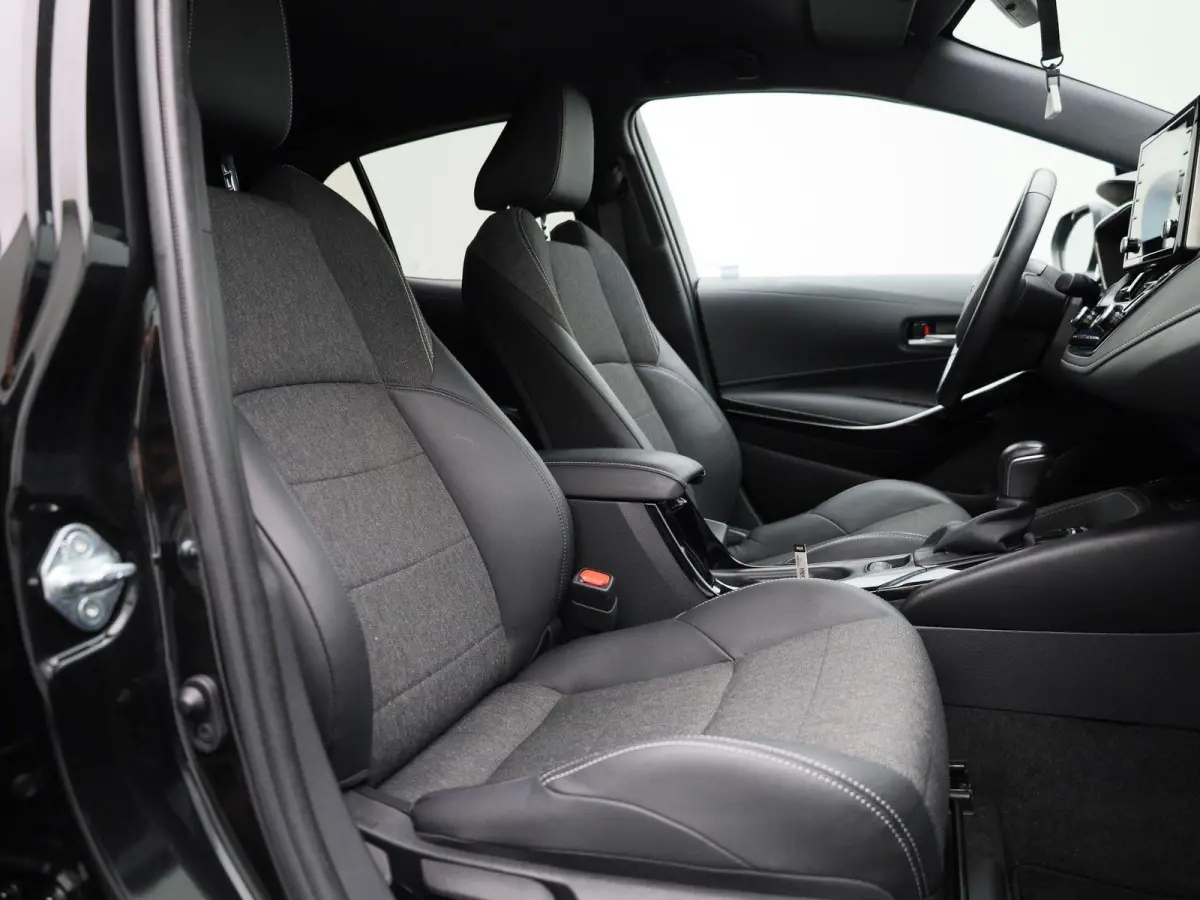 1.8 Hybrid Business Plus | Navigatie | Airco | Lichtmetalen Velgen | Privacy Glass | Camera | Keyless |