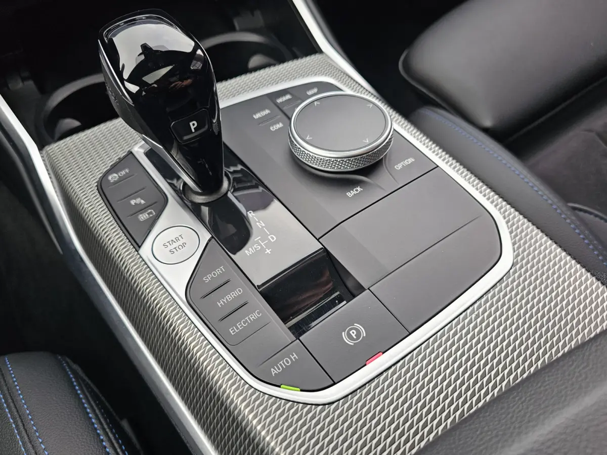 330e M-Sport Touring Plus | LED | Pano | Trekhaak | Stoelverwarming | Shadow-Line | Park Assist | Driving Assistant | Vol |