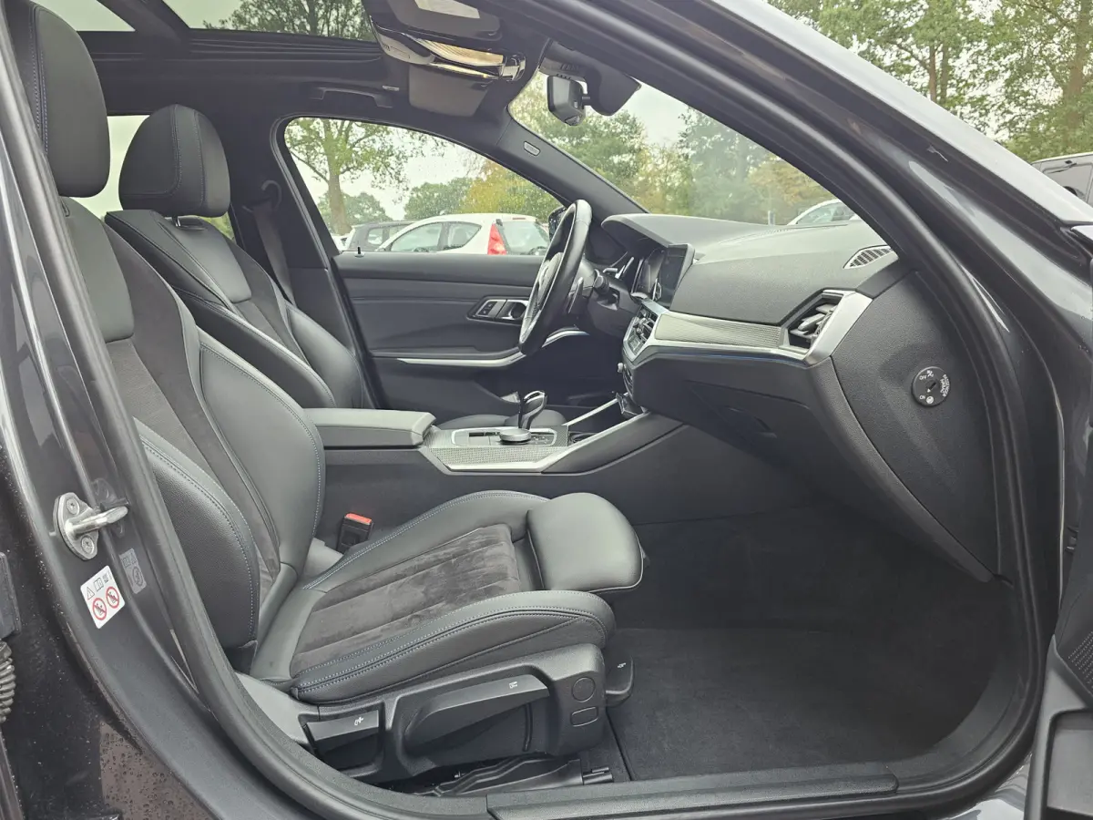 330e M-Sport Touring Plus | LED | Pano | Trekhaak | Stoelverwarming | Shadow-Line | Park Assist | Driving Assistant | Vol |