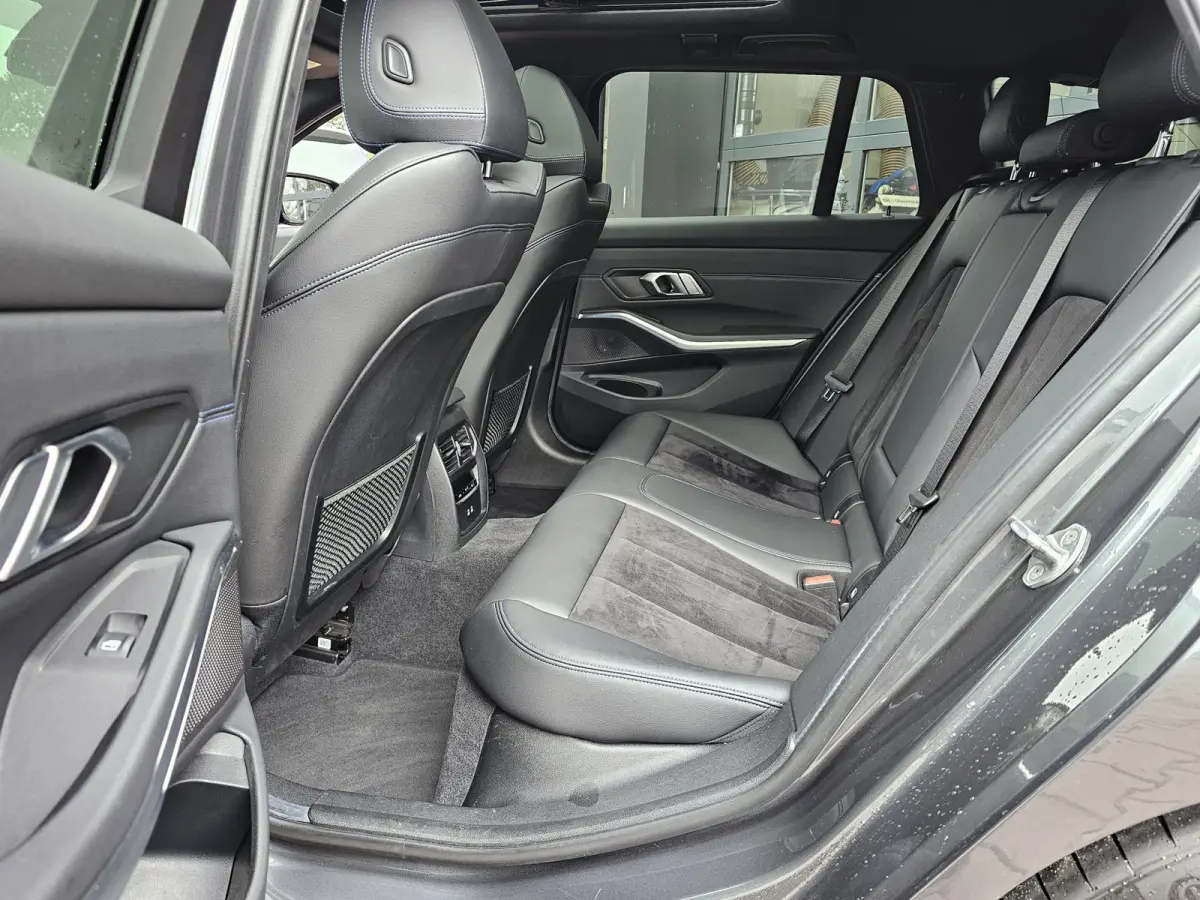 330e M-Sport Touring Plus | LED | Pano | Trekhaak | Stoelverwarming | Shadow-Line | Park Assist | Driving Assistant | Vol |