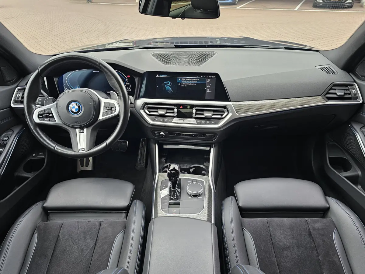330e M-Sport Touring Plus | LED | Pano | Trekhaak | Stoelverwarming | Shadow-Line | Park Assist | Driving Assistant | Vol |