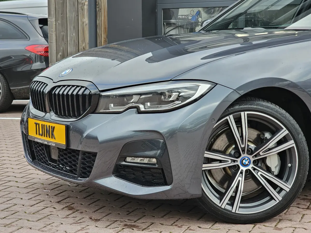 330e M-Sport Touring Plus | LED | Pano | Trekhaak | Stoelverwarming | Shadow-Line | Park Assist | Driving Assistant | Vol |