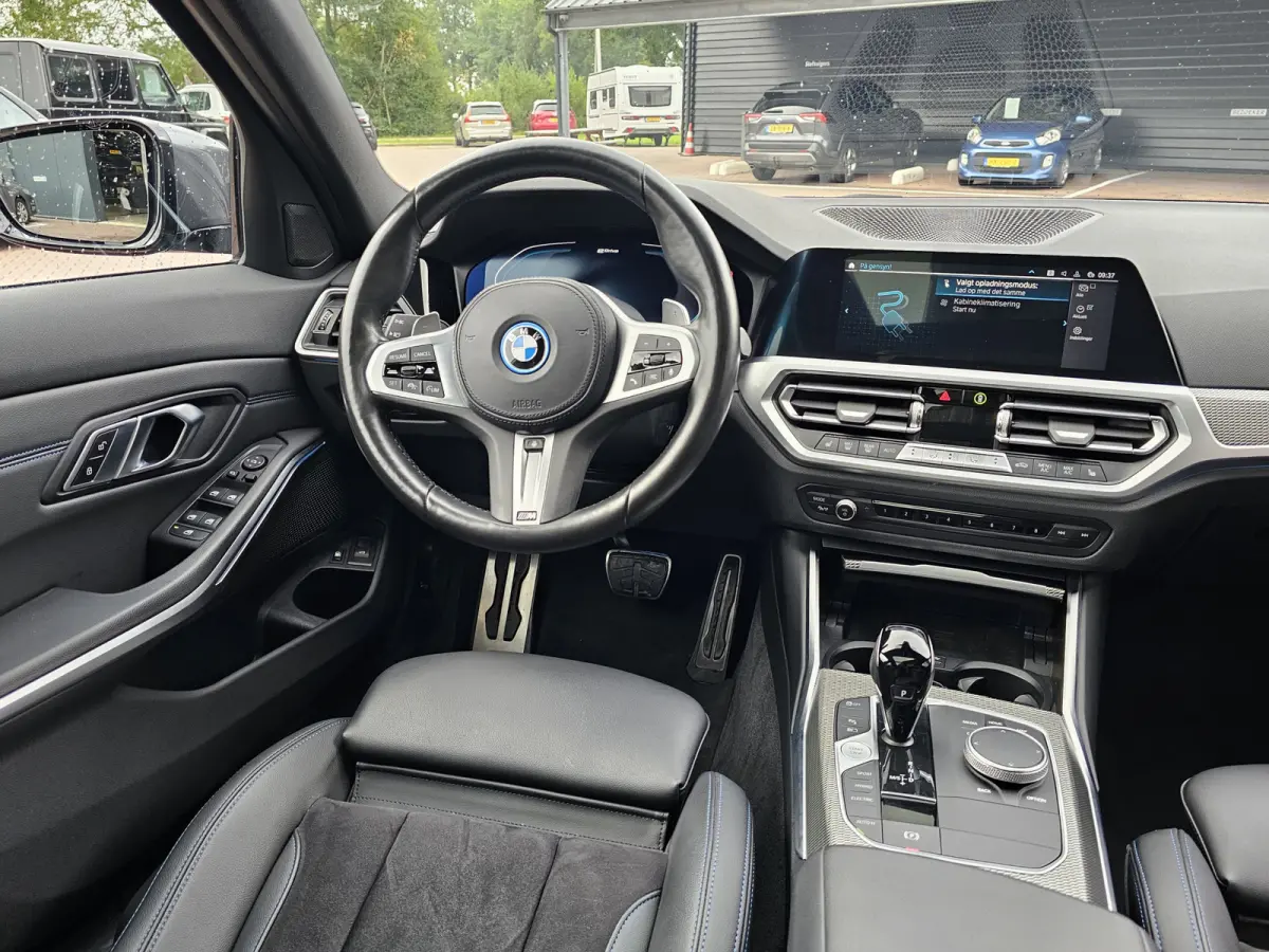 330e M-Sport Touring Plus | LED | Pano | Trekhaak | Stoelverwarming | Shadow-Line | Park Assist | Driving Assistant | Vol |