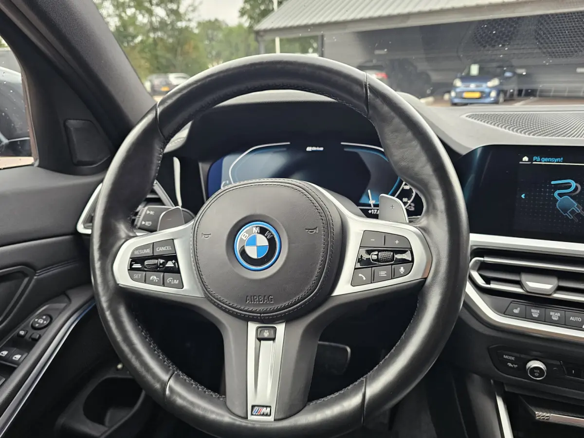 330e M-Sport Touring Plus | LED | Pano | Trekhaak | Stoelverwarming | Shadow-Line | Park Assist | Driving Assistant | Vol |