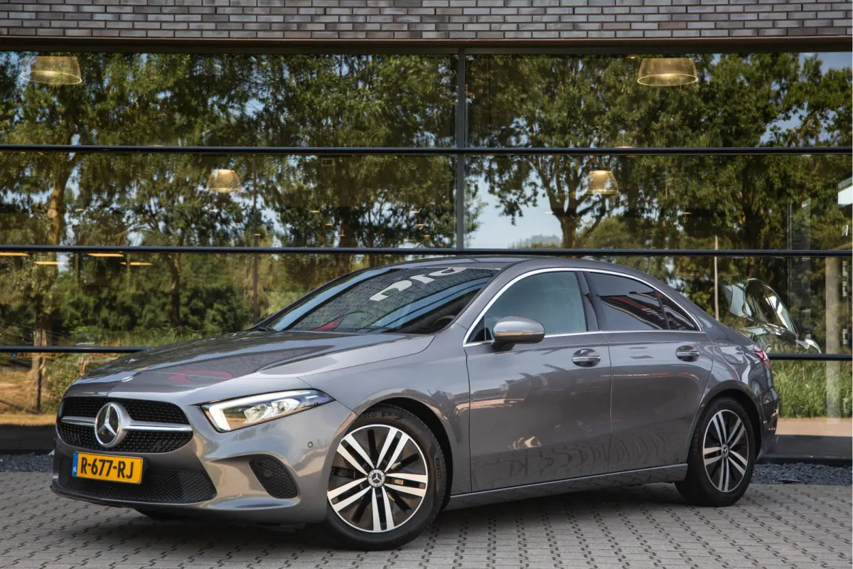 180 Premium Plus , Adaptive cruise control, Sfeerverlichting, Stoelverwarming, Achteruitrijcamera