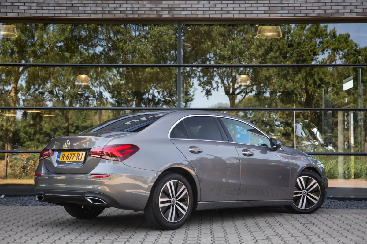 180 Premium Plus , Adaptive cruise control, Sfeerverlichting, Stoelverwarming, Achteruitrijcamera