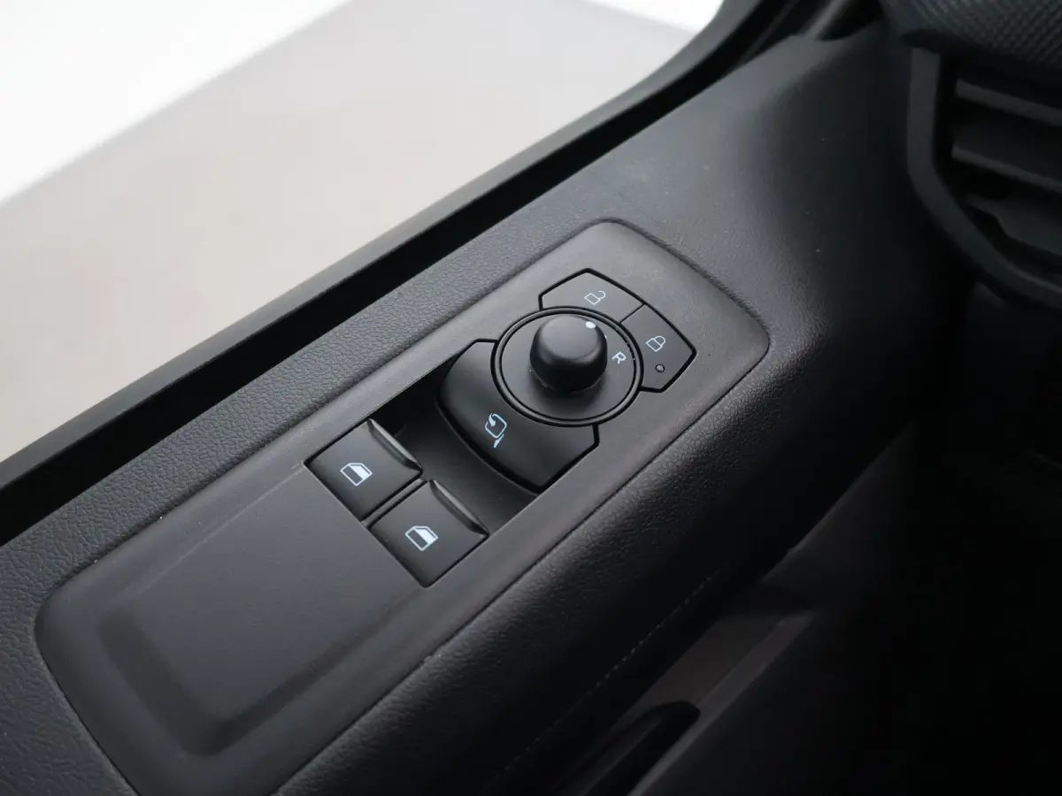 300 2.0 TDCI L2H1 6-PERS DUBBEL CAB. + TREKHAAK | CARPLAY | CAMERA