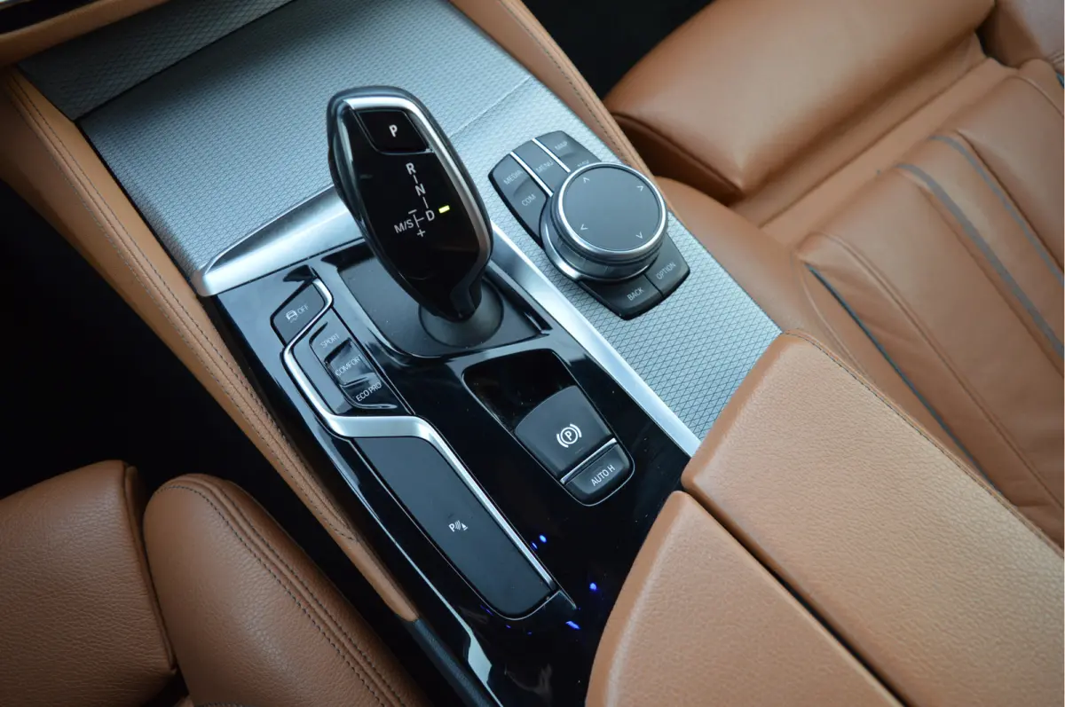 520i High Executive Edition | M-PAKKET | CAMERA | LED | KEYLESS | TREKHAAK |