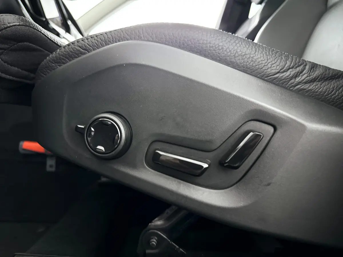 T6 Plug-in hybrid AWD Ultra Bright | SOH 98% | Panoramadak | 360° camera | Luchtvering | Harman Kardon | Stoel- en Stuurverwarming | Trekhaak