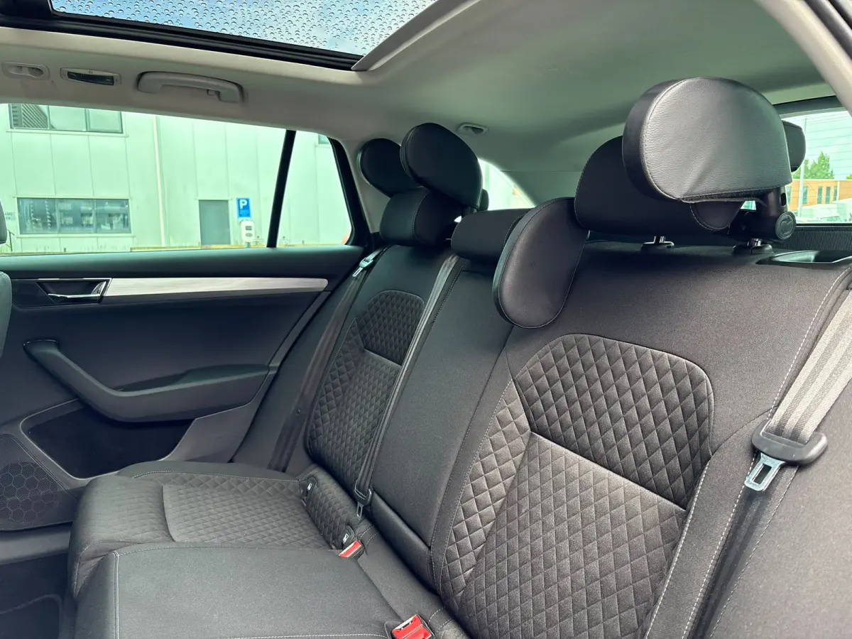 1.4 TSI 218 pk iV Business Edition Plus 6-DSG | Panoramadak | Achteruitrijcamera | Navigatie |
