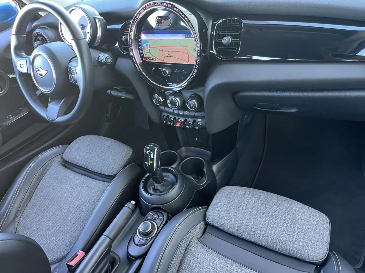 1.5 AUT. Business Ed. LED+SPORTSTOELEN+CARPLAY