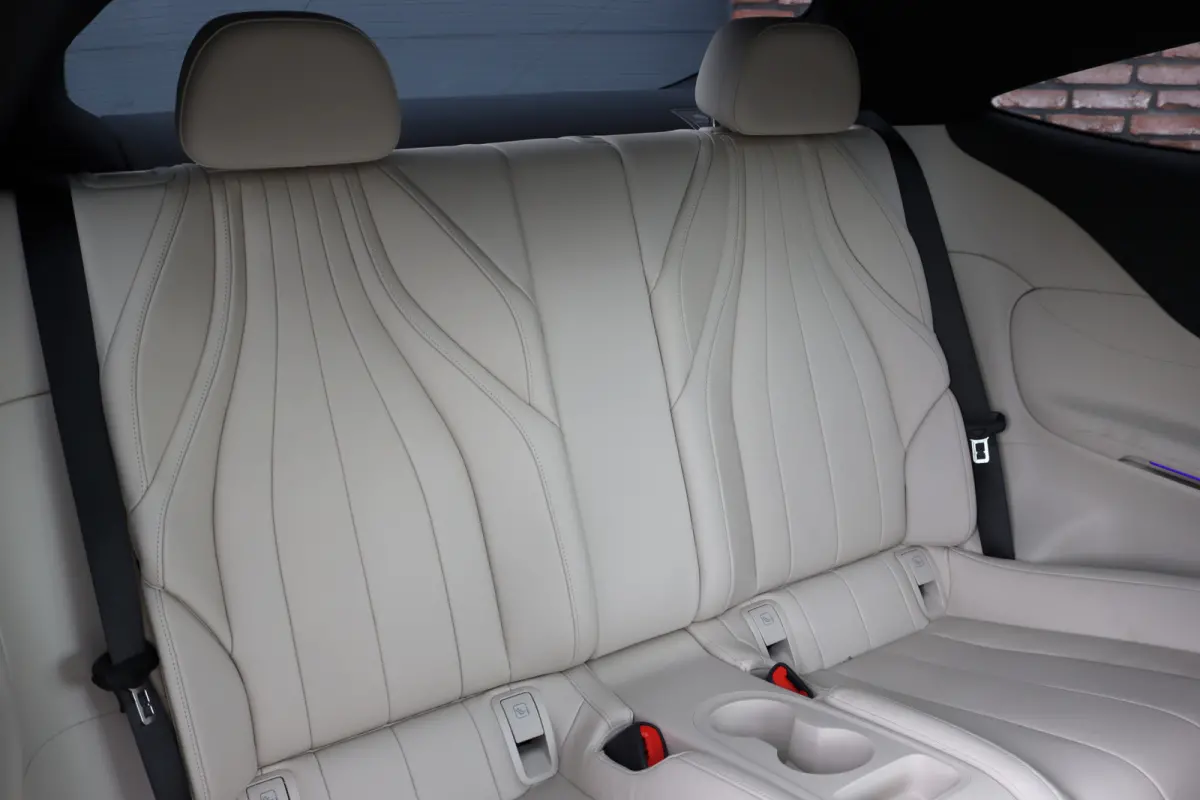 300 e AMG Line | Panoramadak | Distronic | Massage | Stoelventilatie | Digital Light | Verwarmd Stuurwiel | Memory | Keyless Go | Leder |