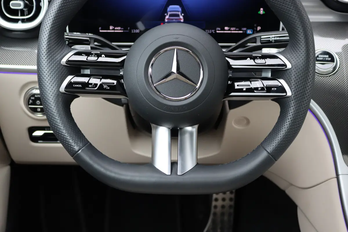 300 e AMG Line | Panoramadak | Distronic | Massage | Stoelventilatie | Digital Light | Verwarmd Stuurwiel | Memory | Keyless Go | Leder |