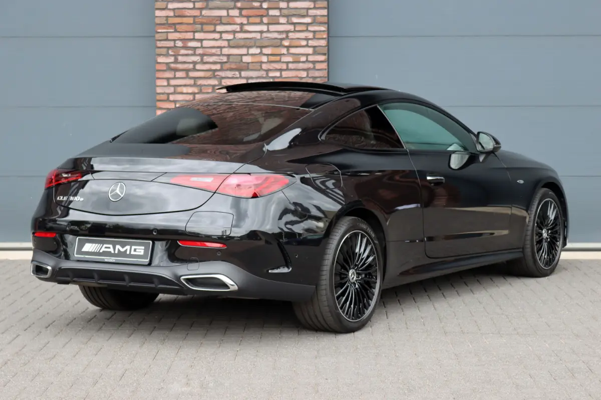 300 e AMG Line | Panoramadak | Distronic | Massage | Stoelventilatie | Digital Light | Verwarmd Stuurwiel | Memory | Keyless Go | Leder |