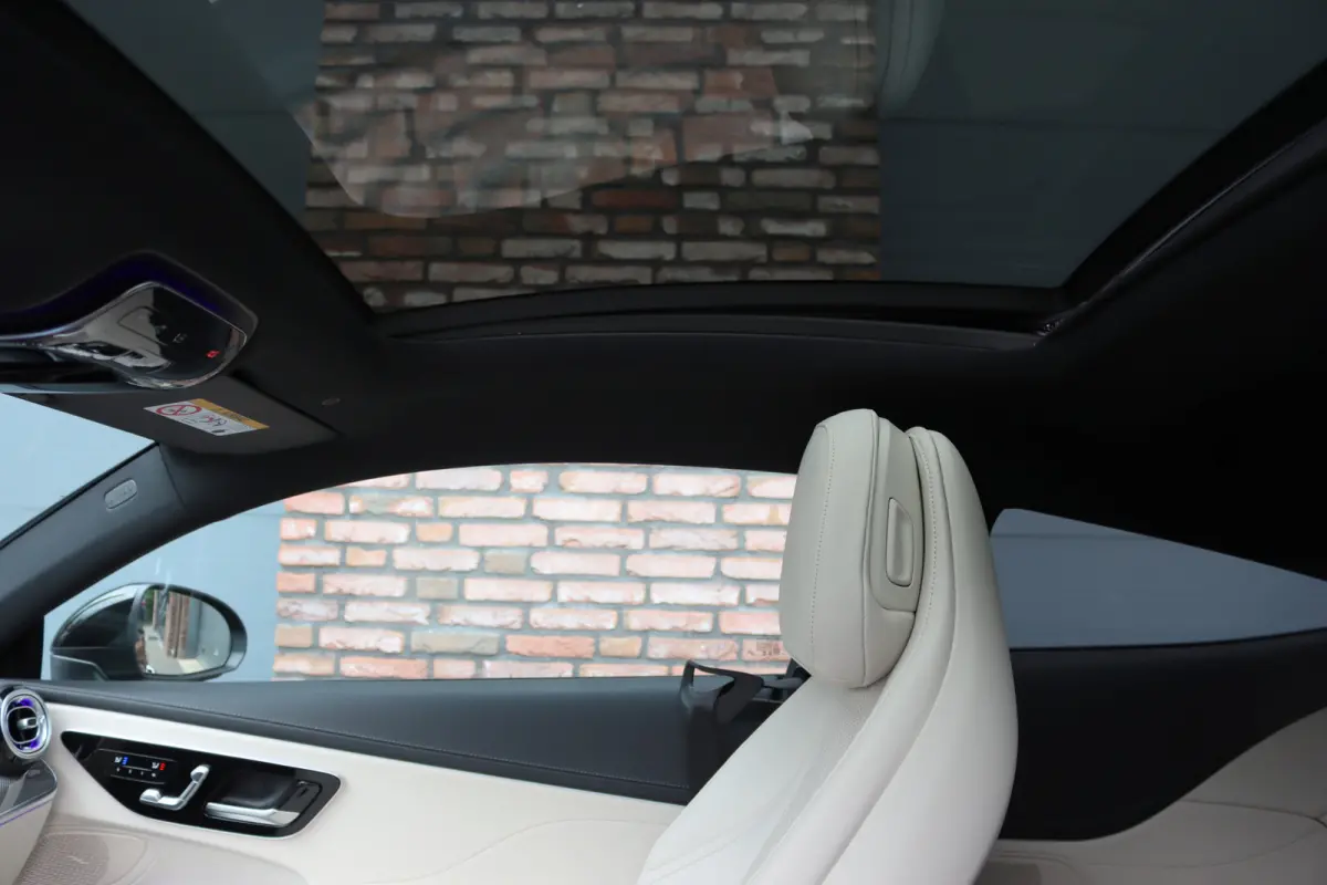 300 e AMG Line | Panoramadak | Distronic | Massage | Stoelventilatie | Digital Light | Verwarmd Stuurwiel | Memory | Keyless Go | Leder |
