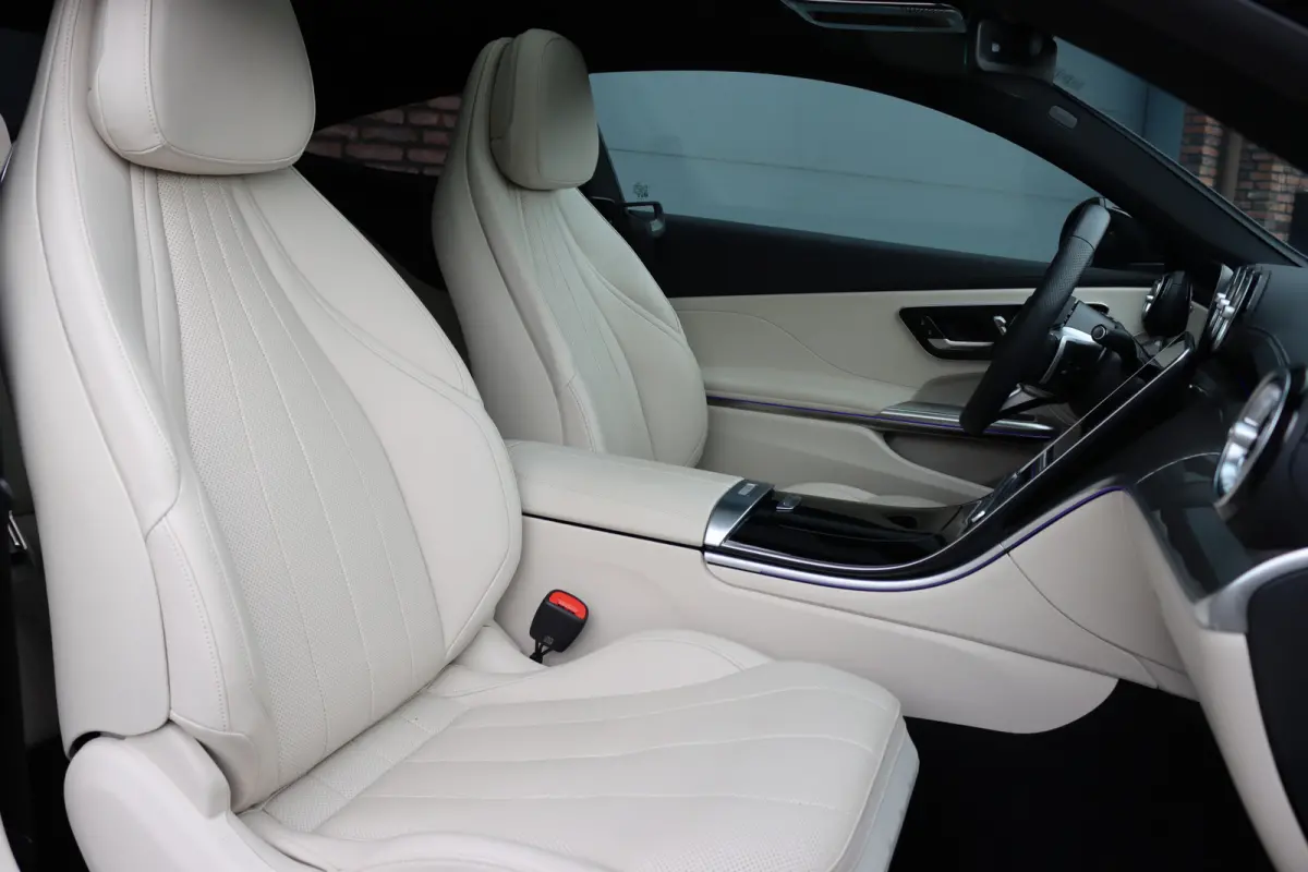 300 e AMG Line | Panoramadak | Distronic | Massage | Stoelventilatie | Digital Light | Verwarmd Stuurwiel | Memory | Keyless Go | Leder |