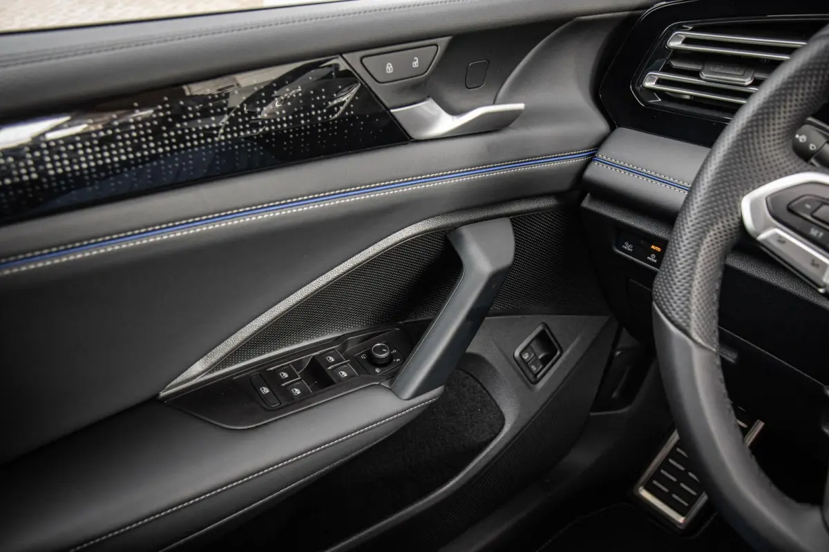 1.5 eHybrid 204pk R-Line Edition | Black Style Pakket | Matrix LED Koplampen | Trekhaak Wegklapbaar