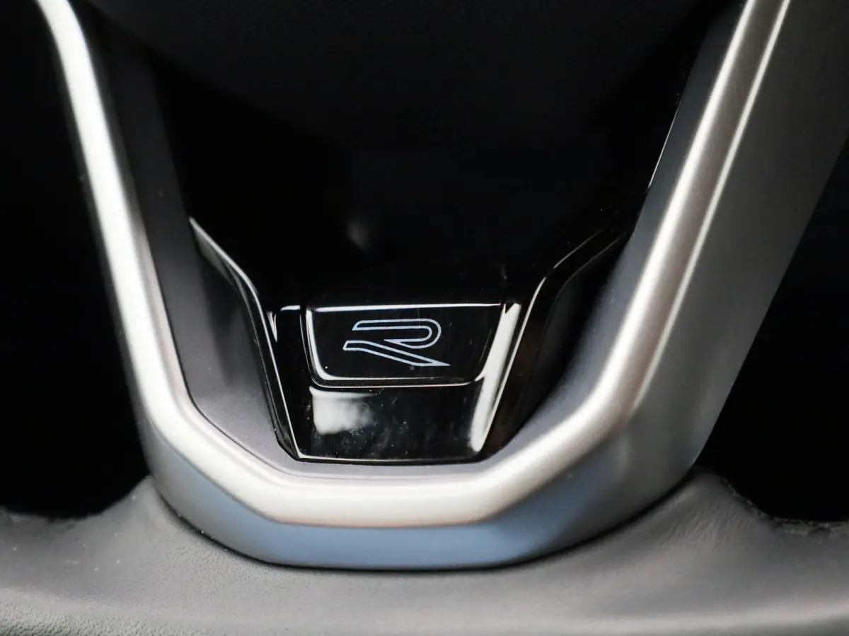 1.5 eTSI R-Line Edition 150 PK| Stoelverwarming | Stuurwielverwarming | Achteruitrijcamera | Parkeersensoren | APple Carplay Draadloos | Sfeerverlichting