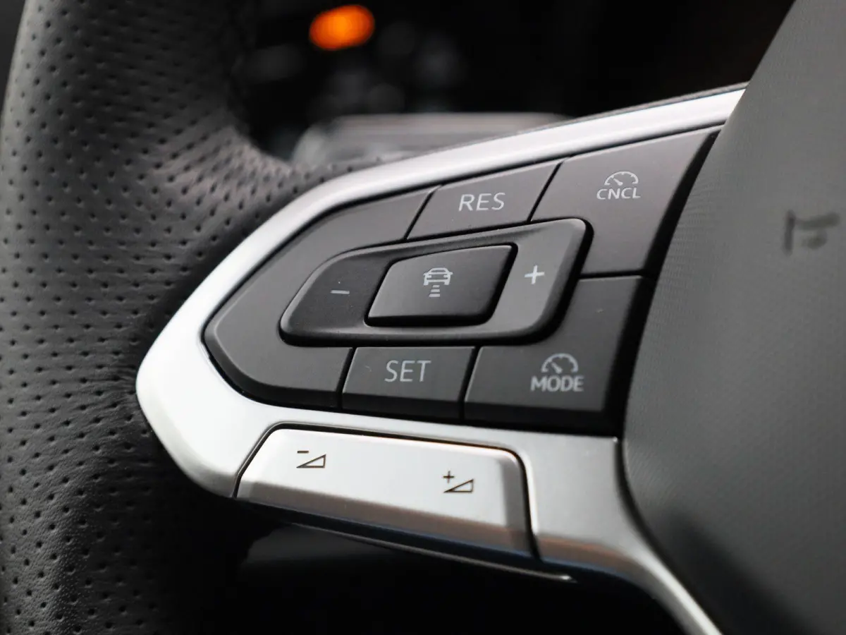 1.5 eTSI R-Line Edition 150 PK| Stoelverwarming | Stuurwielverwarming | Achteruitrijcamera | Parkeersensoren | APple Carplay Draadloos | Sfeerverlichting