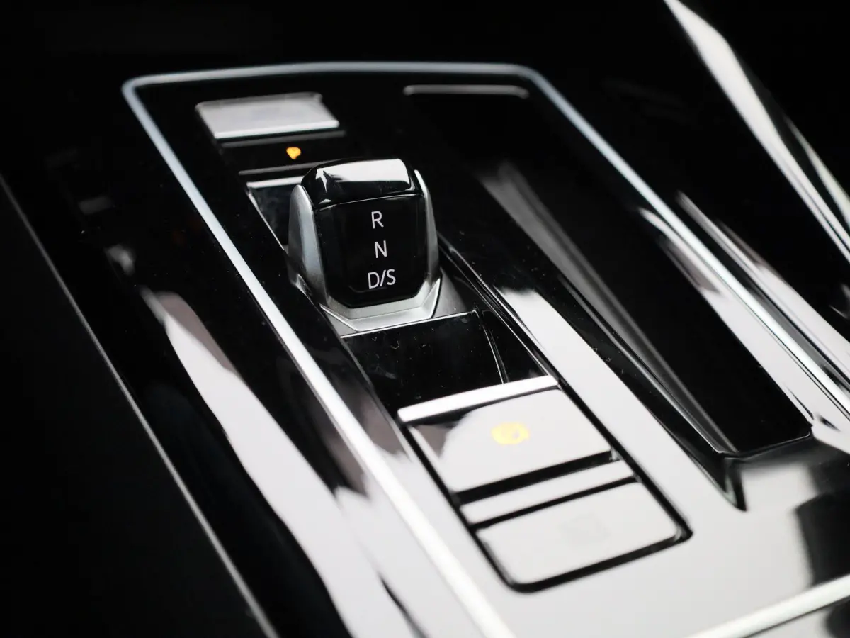 1.5 eTSI R-Line Edition 150 PK| Stoelverwarming | Stuurwielverwarming | Achteruitrijcamera | Parkeersensoren | APple Carplay Draadloos | Sfeerverlichting