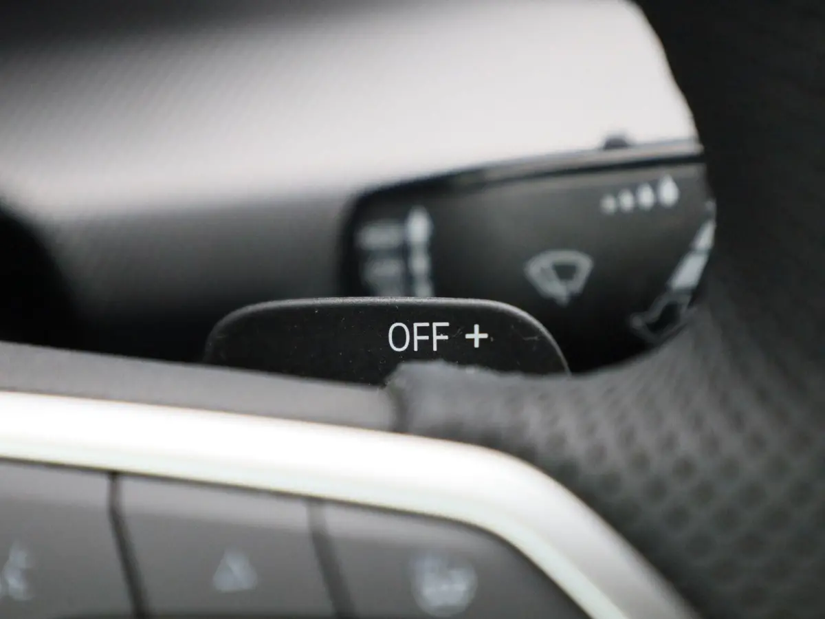 1.5 eTSI R-Line Edition 150 PK| Stoelverwarming | Stuurwielverwarming | Achteruitrijcamera | Parkeersensoren | APple Carplay Draadloos | Sfeerverlichting