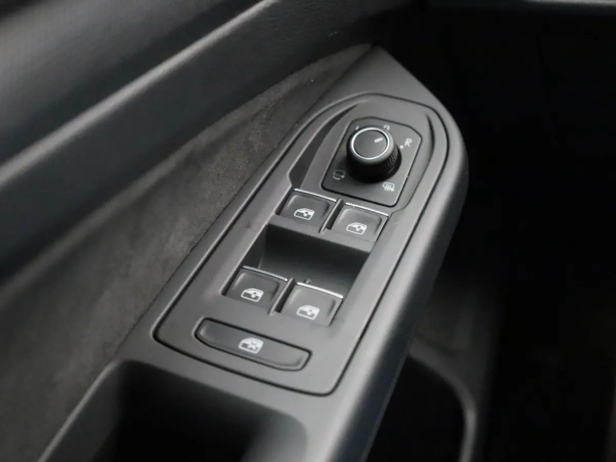1.5 eTSI R-Line Edition 150 PK| Stoelverwarming | Stuurwielverwarming | Achteruitrijcamera | Parkeersensoren | APple Carplay Draadloos | Sfeerverlichting