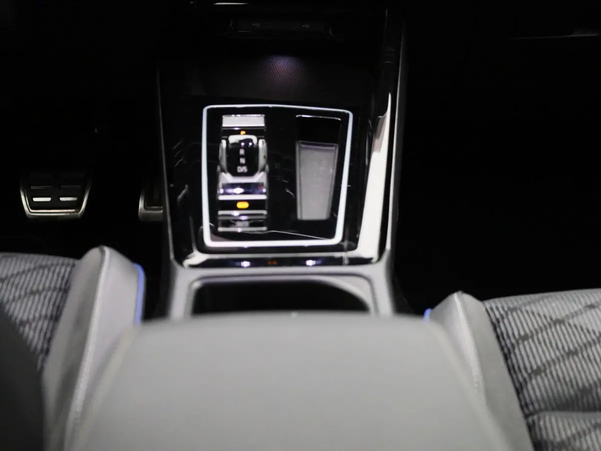 1.5 eTSI R-Line Edition 150 PK| Stoelverwarming | Stuurwielverwarming | Achteruitrijcamera | Parkeersensoren | APple Carplay Draadloos | Sfeerverlichting