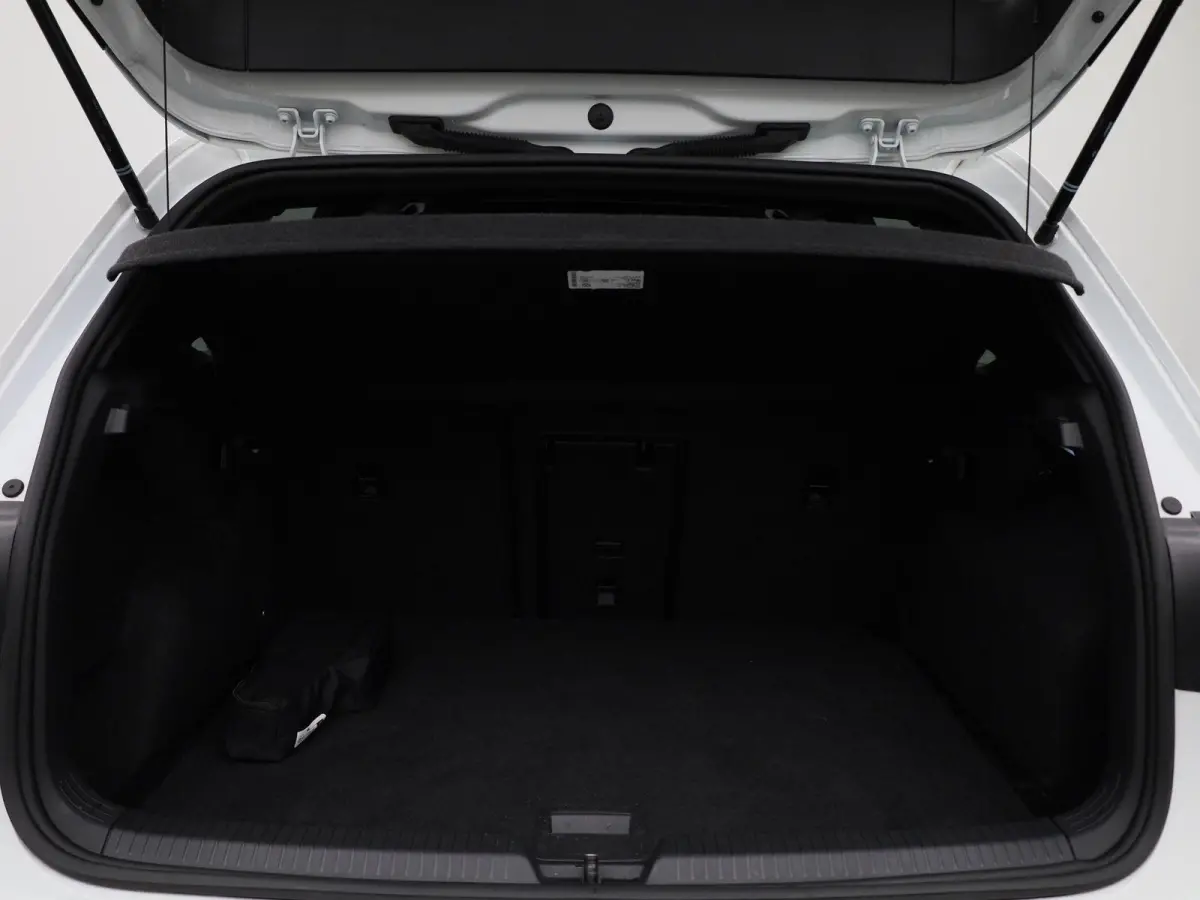 1.5 eTSI R-Line Edition 150 PK| Stoelverwarming | Stuurwielverwarming | Achteruitrijcamera | Parkeersensoren | APple Carplay Draadloos | Sfeerverlichting