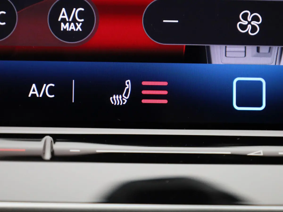 1.5 eTSI R-Line Edition 150 PK| Stoelverwarming | Stuurwielverwarming | Achteruitrijcamera | Parkeersensoren | APple Carplay Draadloos | Sfeerverlichting