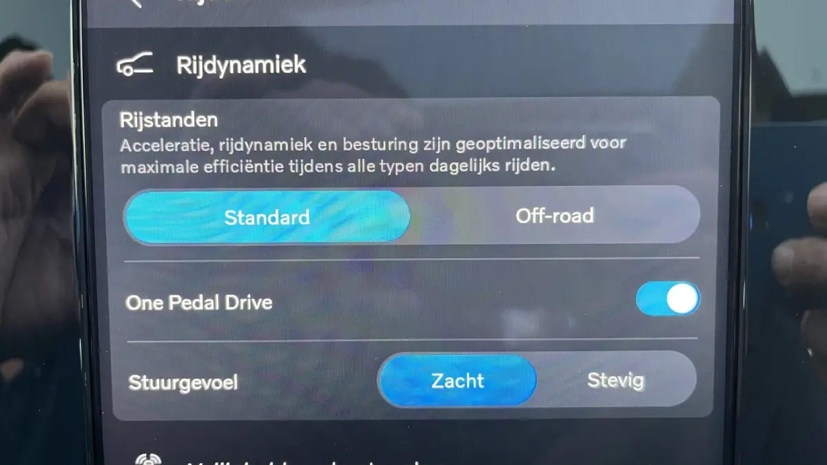 P8 AWD R-Design | Lounge Pack (audio installatie premium, elektrisch glazen panorama-dak, parkeersensor voor, rondomzicht camera) en Seat Pack (elektrisch verstelbare passagiersstoel, elektr