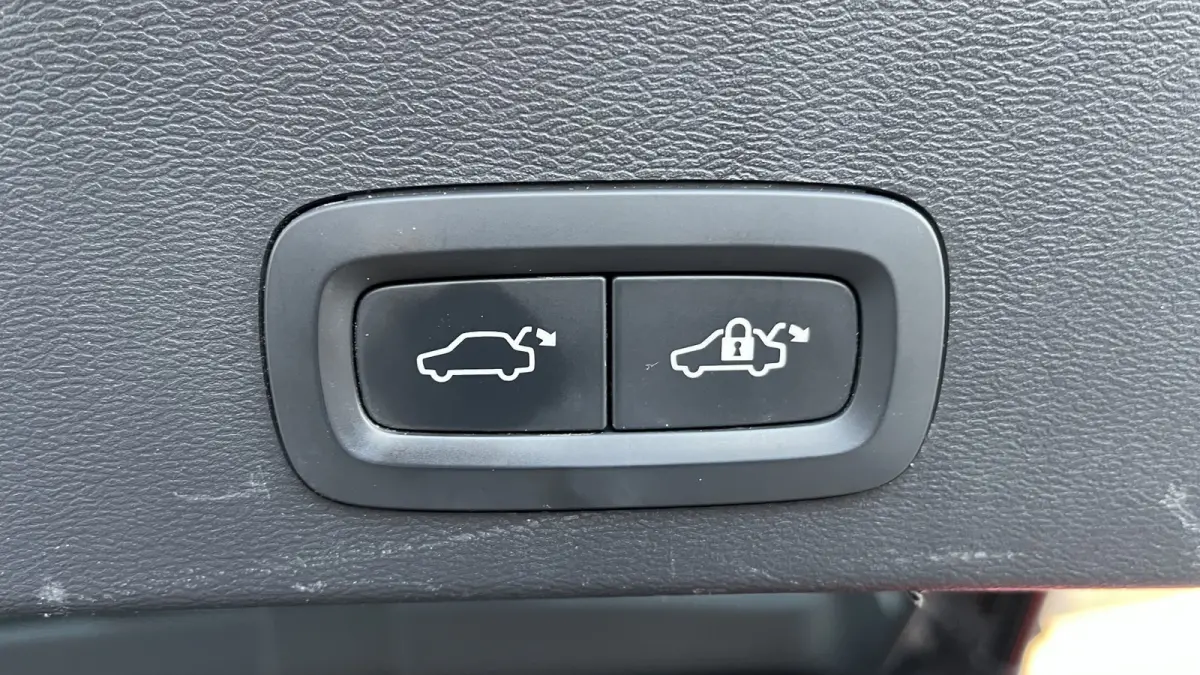 P8 AWD R-Design | Lounge Pack (audio installatie premium, elektrisch glazen panorama-dak, parkeersensor voor, rondomzicht camera) en Seat Pack (elektrisch verstelbare passagiersstoel, elektr