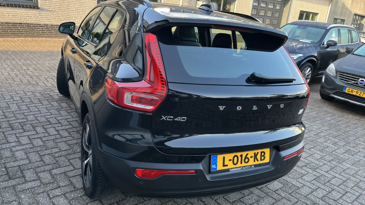 P8 AWD R-Design | Lounge Pack (audio installatie premium, elektrisch glazen panorama-dak, parkeersensor voor, rondomzicht camera) en Seat Pack (elektrisch verstelbare passagiersstoel, elektr