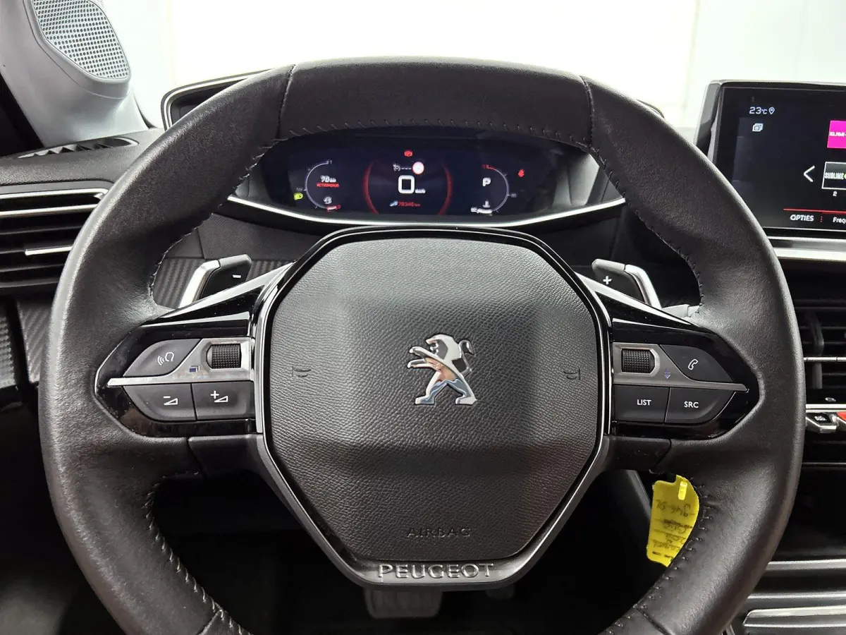 Allure Pack 100pk Automaat | Navigatie | Achteruitrijcamera | 3D Cockpit | Climate Control | Cruise Control | Parkeersensoren | Apple Carplay / Android Auto | DAB+ radio | Armsteun | Led kop