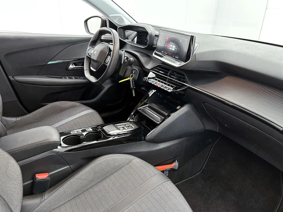 Allure Pack 100pk Automaat | Navigatie | Achteruitrijcamera | 3D Cockpit | Climate Control | Cruise Control | Parkeersensoren | Apple Carplay / Android Auto | DAB+ radio | Armsteun | Led kop