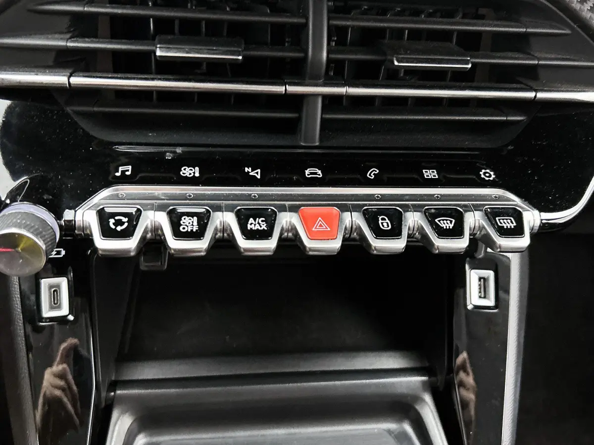 Allure Pack 100pk Automaat | Navigatie | Achteruitrijcamera | 3D Cockpit | Climate Control | Cruise Control | Parkeersensoren | Apple Carplay / Android Auto | DAB+ radio | Armsteun | Led kop
