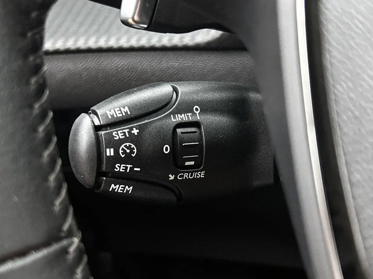 Allure Pack 100pk Automaat | Navigatie | Achteruitrijcamera | 3D Cockpit | Climate Control | Cruise Control | Parkeersensoren | Apple Carplay / Android Auto | DAB+ radio | Armsteun | Led kop