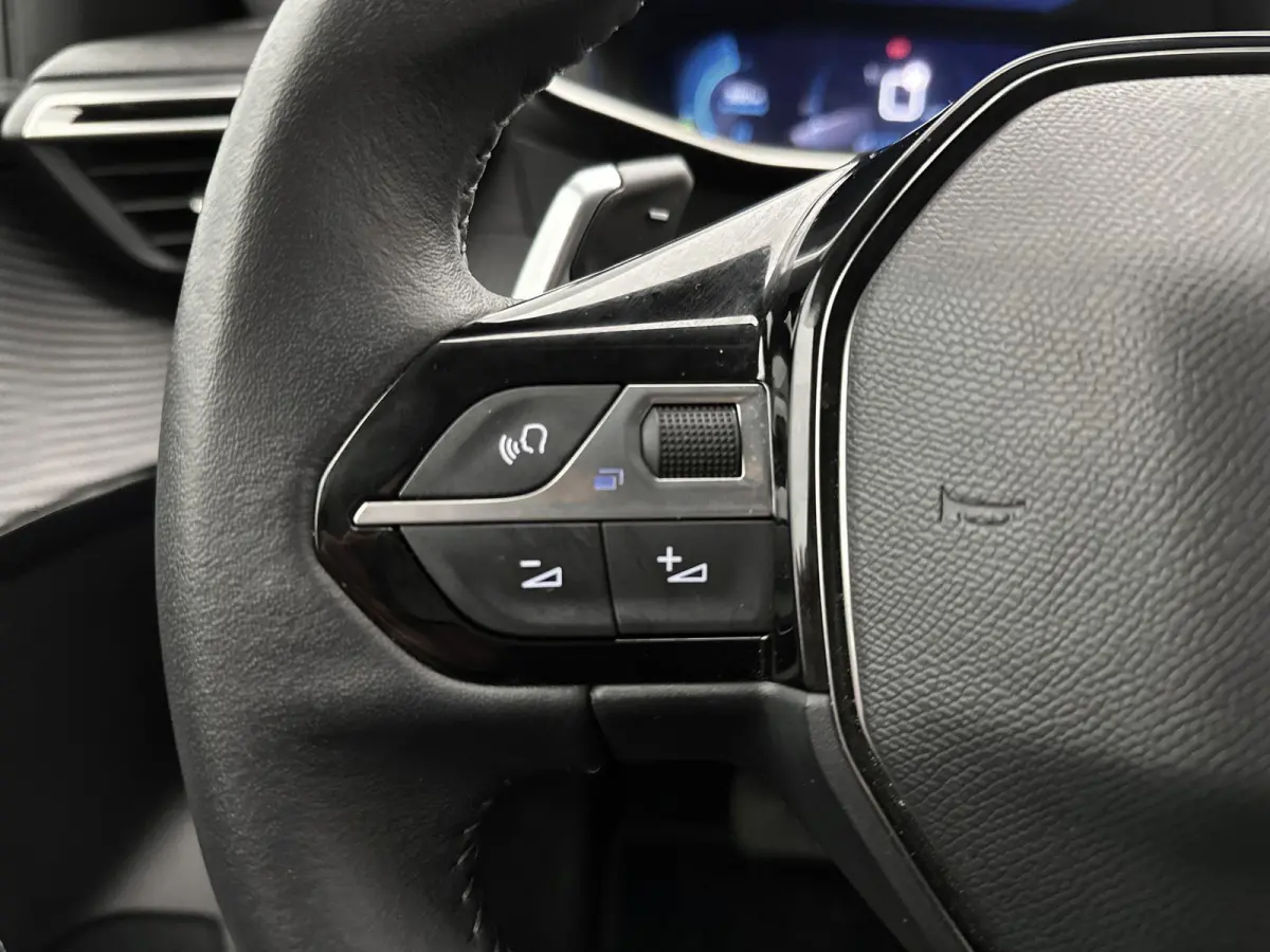 Allure Pack 100pk Automaat | Navigatie | Achteruitrijcamera | 3D Cockpit | Climate Control | Cruise Control | Parkeersensoren | Apple Carplay / Android Auto | DAB+ radio | Armsteun | Led kop