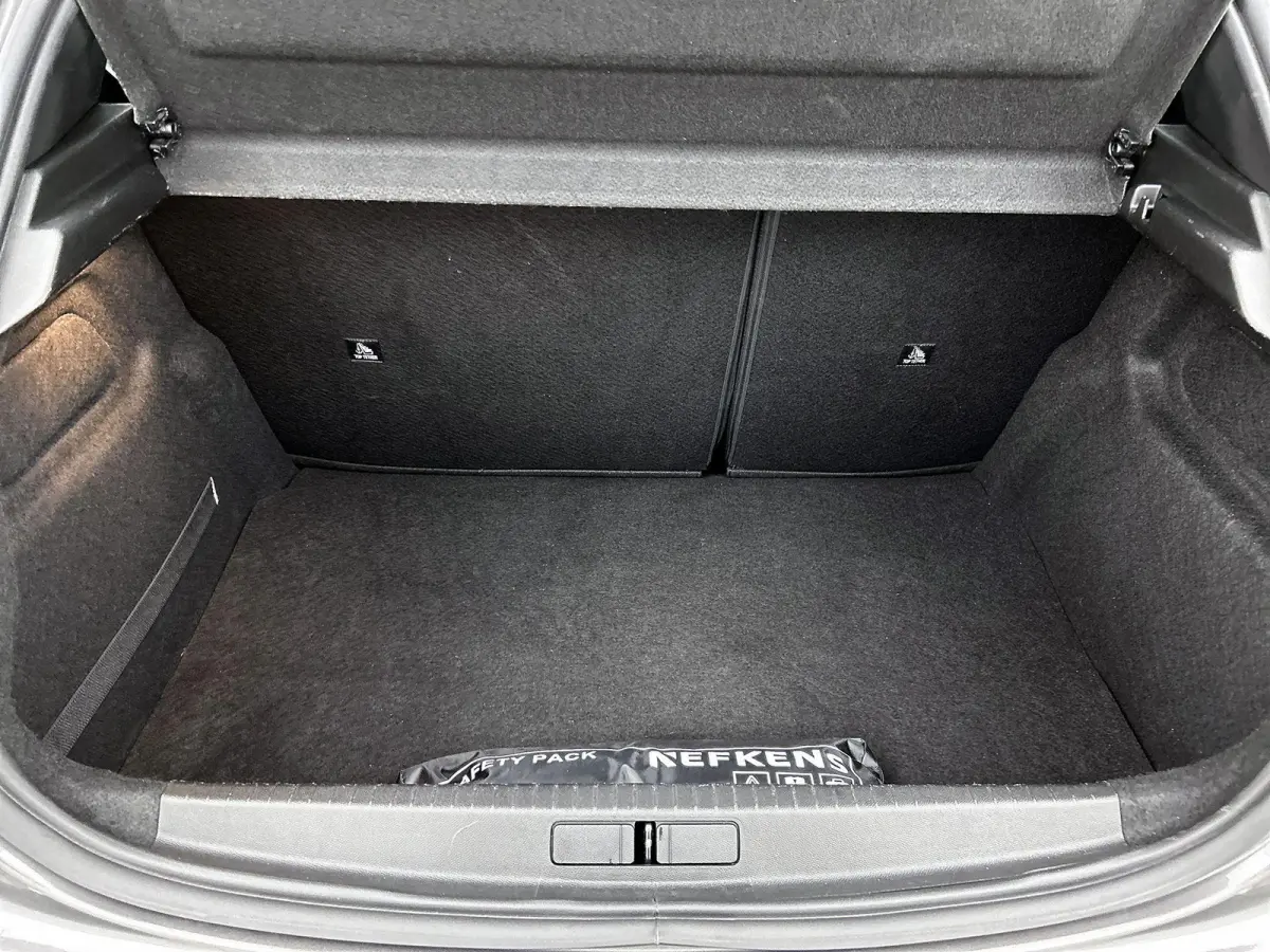 Allure Pack 100pk Automaat | Navigatie | Achteruitrijcamera | 3D Cockpit | Climate Control | Cruise Control | Parkeersensoren | Apple Carplay / Android Auto | DAB+ radio | Armsteun | Led kop