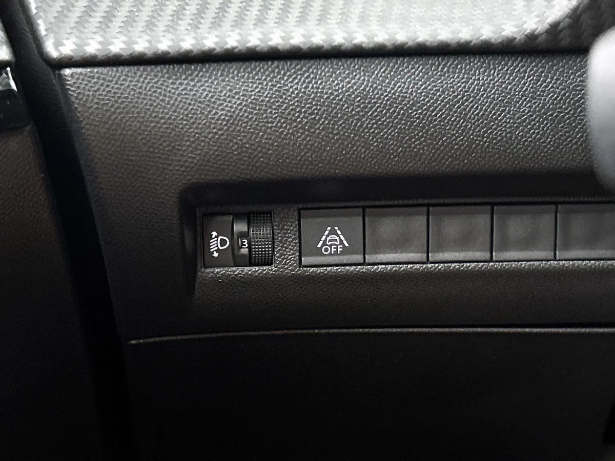 Allure Pack 100pk Automaat | Navigatie | Achteruitrijcamera | 3D Cockpit | Climate Control | Cruise Control | Parkeersensoren | Apple Carplay / Android Auto | DAB+ radio | Armsteun | Led kop