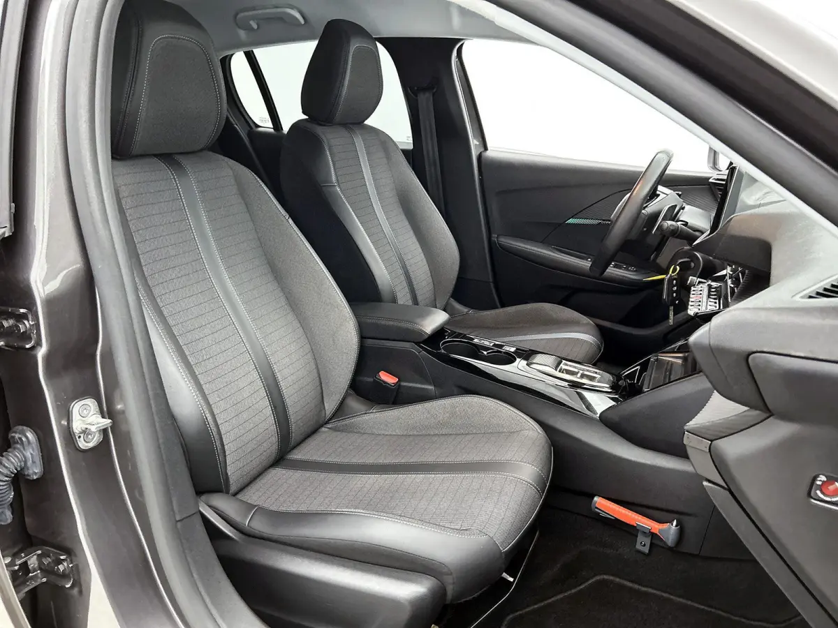 Allure Pack 100pk Automaat | Navigatie | Achteruitrijcamera | 3D Cockpit | Climate Control | Cruise Control | Parkeersensoren | Apple Carplay / Android Auto | DAB+ radio | Armsteun | Led kop