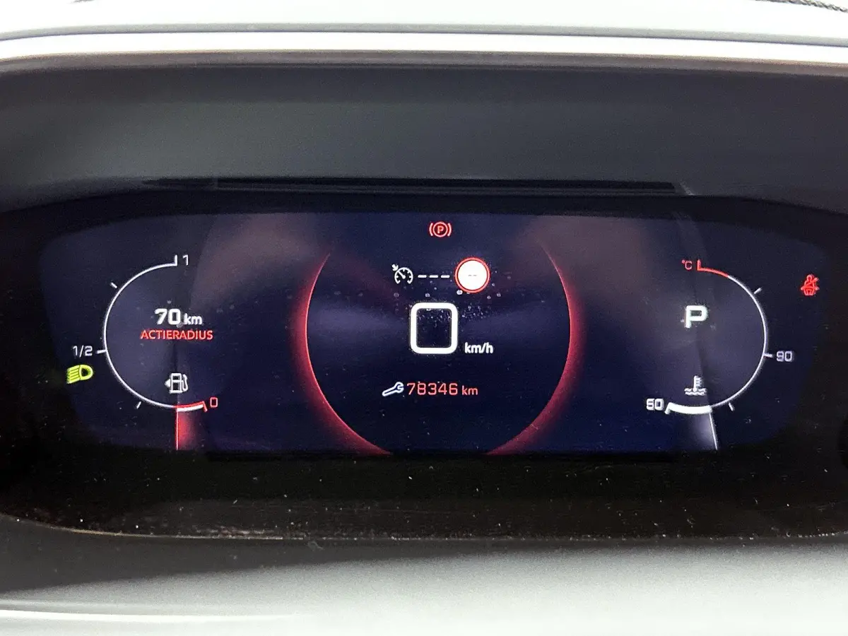 Allure Pack 100pk Automaat | Navigatie | Achteruitrijcamera | 3D Cockpit | Climate Control | Cruise Control | Parkeersensoren | Apple Carplay / Android Auto | DAB+ radio | Armsteun | Led kop