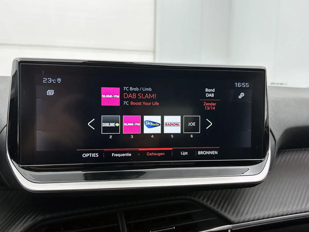 Allure Pack 100pk Automaat | Navigatie | Achteruitrijcamera | 3D Cockpit | Climate Control | Cruise Control | Parkeersensoren | Apple Carplay / Android Auto | DAB+ radio | Armsteun | Led kop