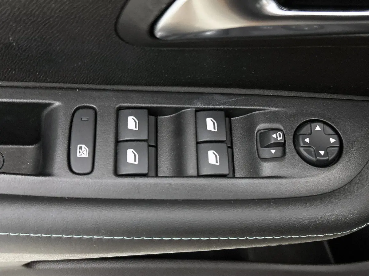 Allure Pack 100pk Automaat | Navigatie | Achteruitrijcamera | 3D Cockpit | Climate Control | Cruise Control | Parkeersensoren | Apple Carplay / Android Auto | DAB+ radio | Armsteun | Led kop